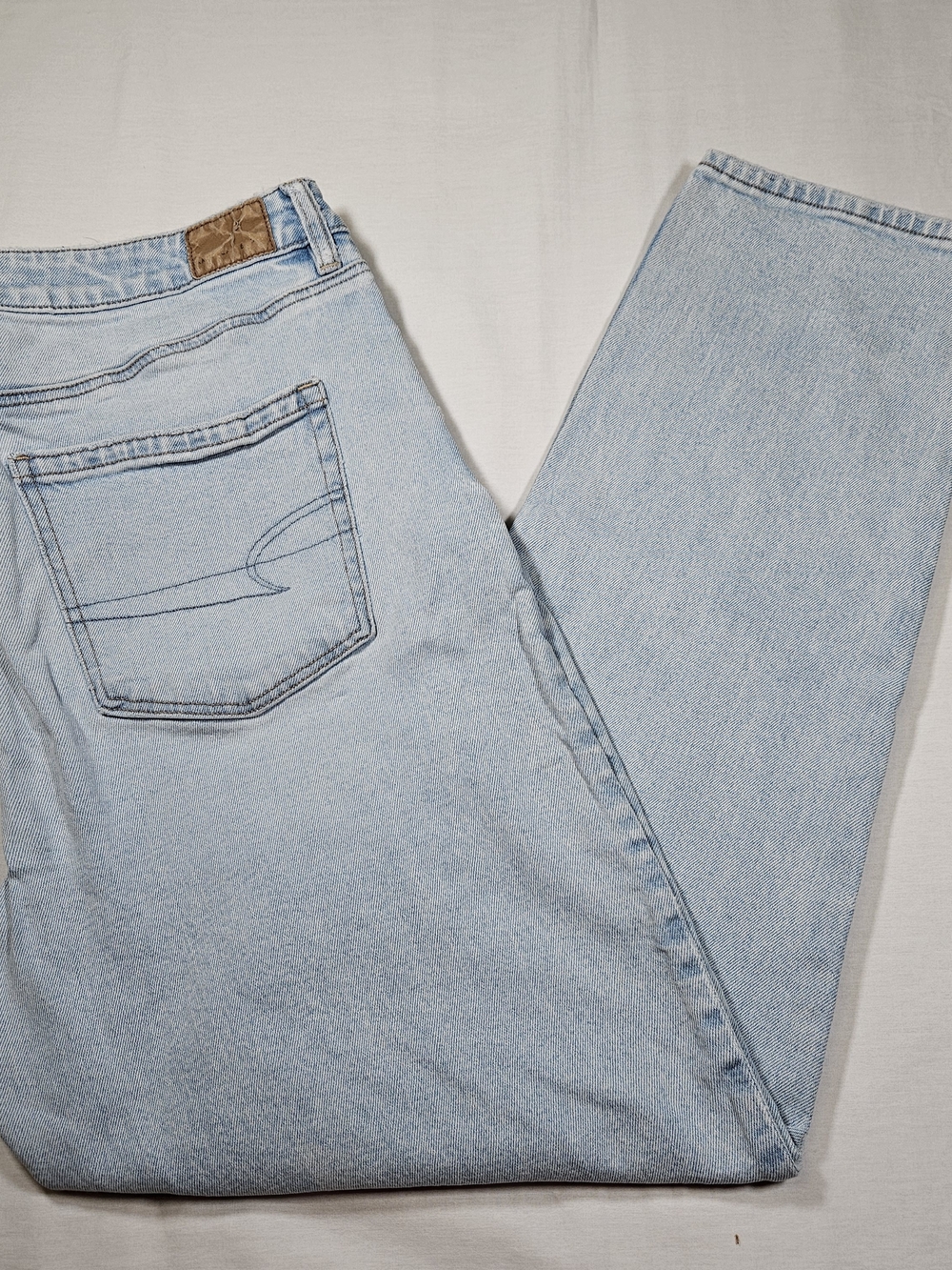 American Eagle Women's STRIGID Mom Jeans Size 14 Regular Light Wash Blue Denim